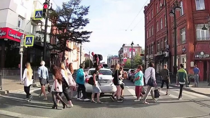 Не е истина какво направи пешеходец след като кола блокира "зебра" ВИДЕО