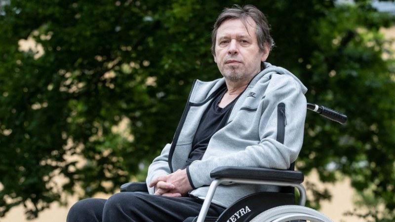 Мъж се боцна с AstraZeneca и остана завинаги прикован към инвалидния стол 