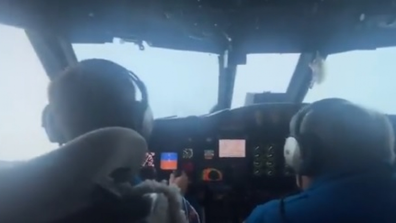 Пилоти на самолет заснеха отвътре епицентъра на урагана Айда ВИДЕО