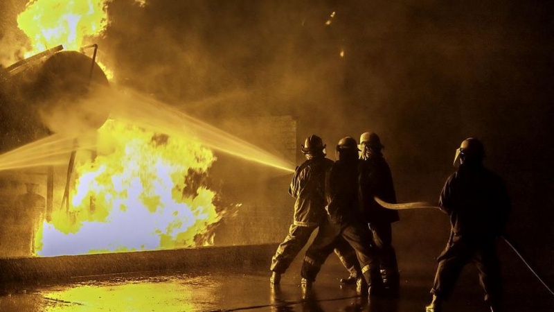 Силен пожар се развихри тази нощ в предприятие в Истанбул 
