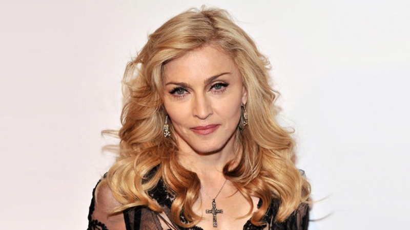 Мадона се пусна с палав минижуп до бикините на 63 г. СНИМКИ 18+