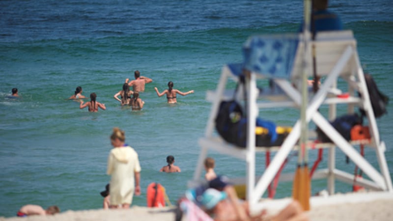 Трагедия на популярен плаж: Мълния уби момче, шестима са ранени 