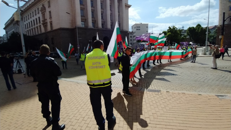 Протест блокира движението при президентството СНИМКИ
