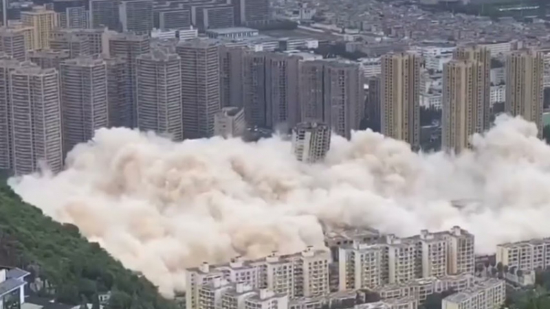 В Китай събориха 15 небостъргача само за 45 секунди ВИДЕО