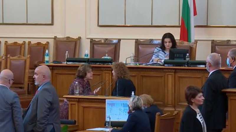 Цирк в парламента: Депутатите скочиха на Росица Кирова заради закон, който не разбраха приели ли са