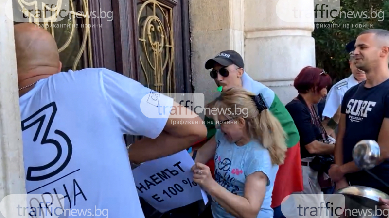 Напрежението на К-19 протеста в Пловдив ескалира! Недоволни щурмуваха... СНИМКИ 