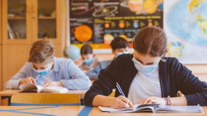 Гореща новина от МОН за връщането на учениците в клас без тест
