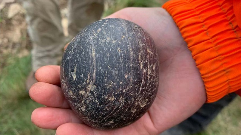 Загадъчно: Странни каменни топки бяха открити в гробница 