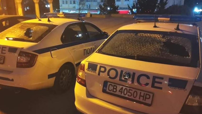 Вандалщина: 41-г натроши стъклата на 4 патрулки в Шумен, полудя след глоба 