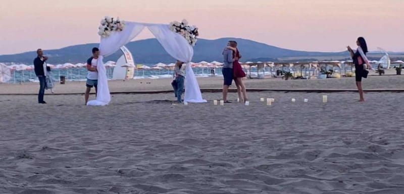 Това е най-милото предложение за брак на плажа в Бургас ВИДЕО