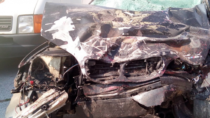 Страшен инцидент в София: Луксозен автомобил удари два камиона и пешеходец