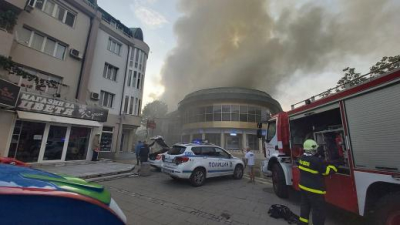 Разчистват останките от опожарената сграда в центъра на Благоевград СНИМКИ