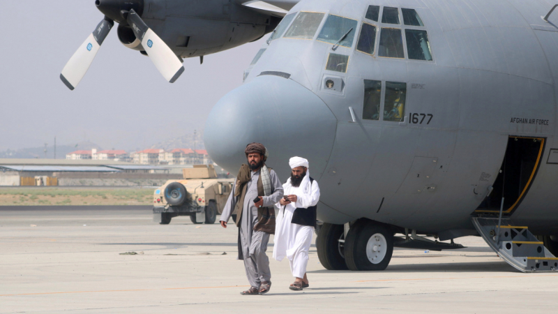 Талибаните задържаха 4 самолета, ето какви са им исканията