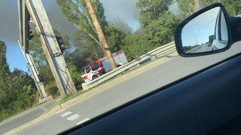 Пожар в района на ТЕЦ "София" вдигна пожарната на крак СНИМКИ