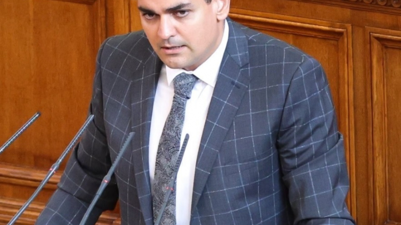 Аксесоарът на Радостин Василев – предпочитан от млади мъже, стига да имат 2000 евро СНИМКА