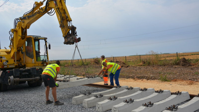 Реконструкцията на жп инфраструктурата между Русе и Каспичан ще позволява движение на влаковете по проектните скорости 