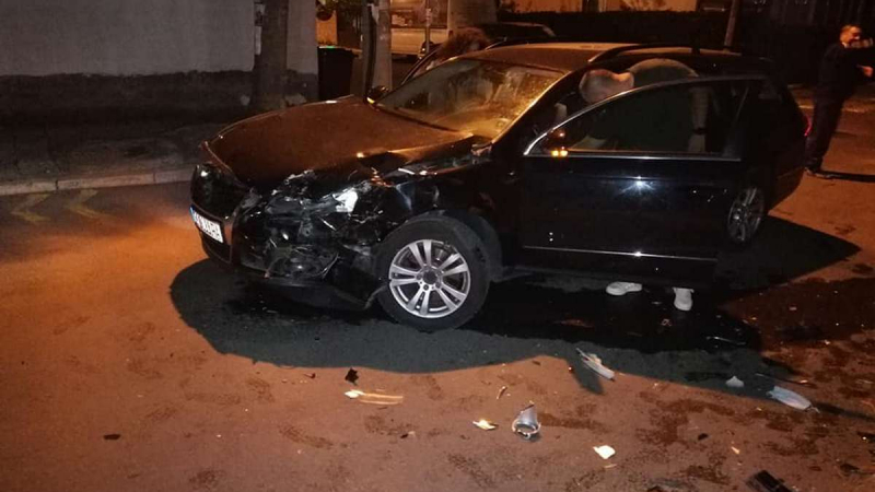 Шофьор заби колата си в ограда след зрелищно меле в Бургас СНИМКИ