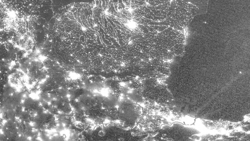 Сателитна СНИМКА на България посред нощ, взриви мрежата