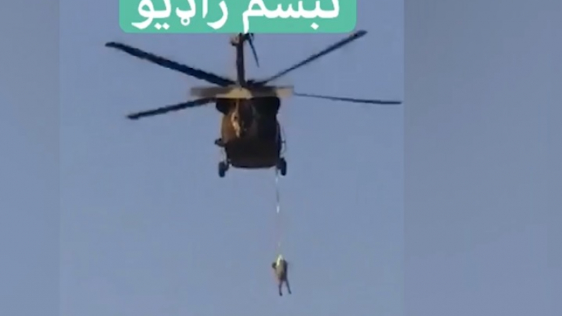 Шокиращо ВИДЕО показва как талибани са провесили човек от хеликоптер
