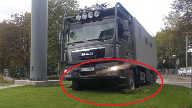 Идиотия! Камион мина през полянка във Варна и стана страшно СНИМКИ