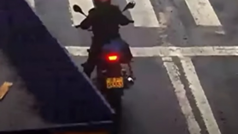 Зрелищни ВИДЕА: Камион стовари задвратник на мотоциклетист