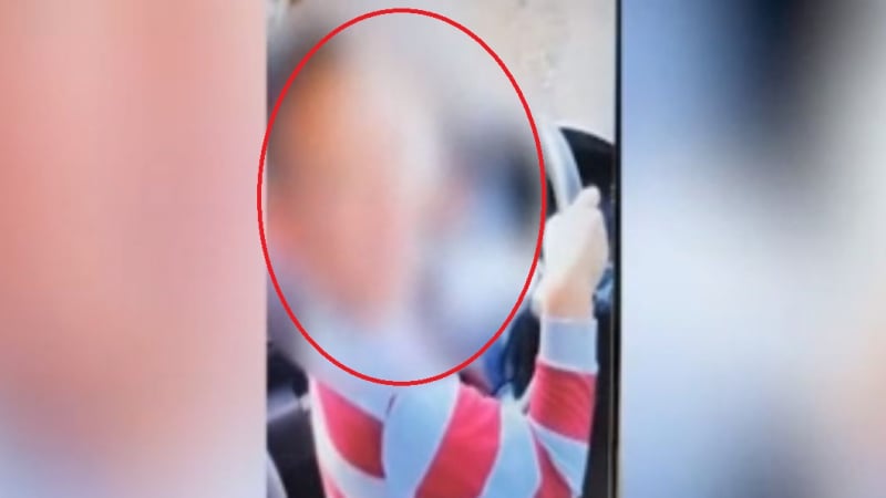 Ново скандално ВИДЕО: 7-г дете подкара кола в Оряхово! А баща му...