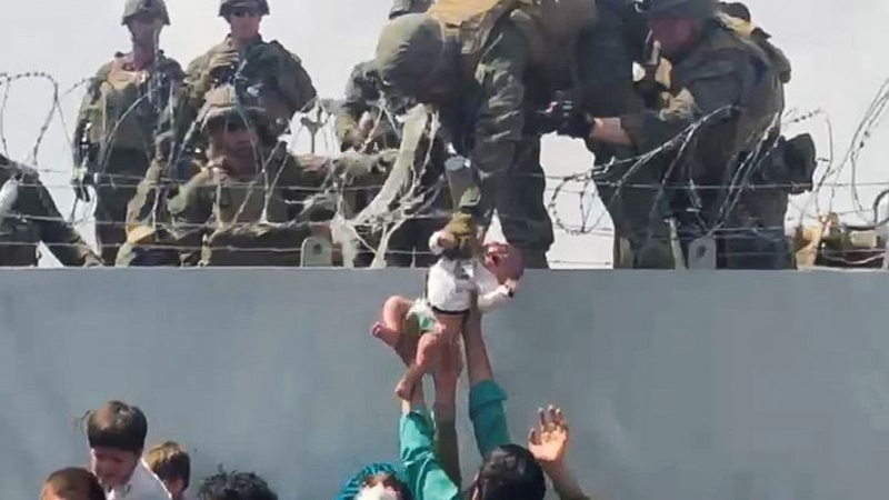 Зад тази сърцераздирателна СНИМКА от Афганистан с военни и бебе се крие зловеща история!