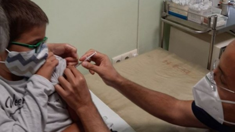 Наш грозен, зъл и страшен лекар показа как ваксинира двете си деца СНИМКИ