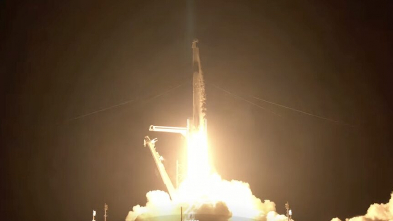 SpaceX изстреля първия космически кораб с граждански екипаж ВИДЕО