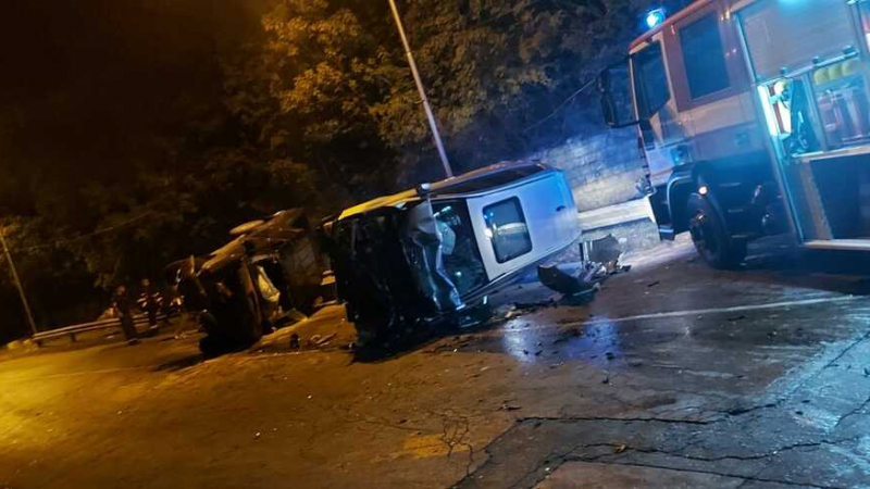 Тежък инцидент във Варна с преобърнати коли СНИМКА