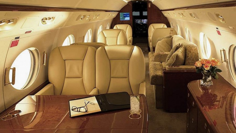Интересно: Какво правят напоследък богаташите в частните самолети
