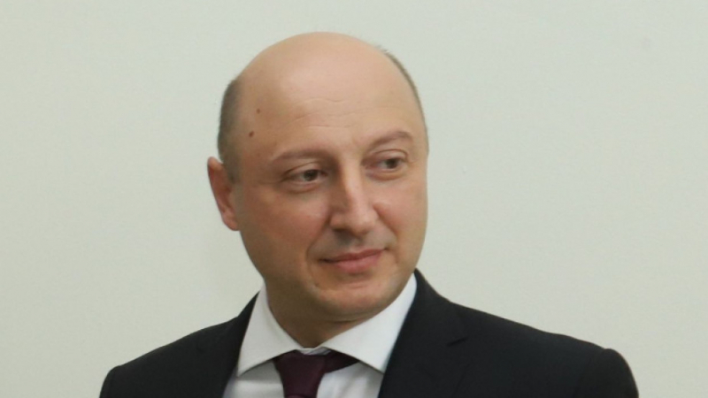 Новият финансов министър скандализира с новина за Спецов, в мрежата бъзикат Радев 