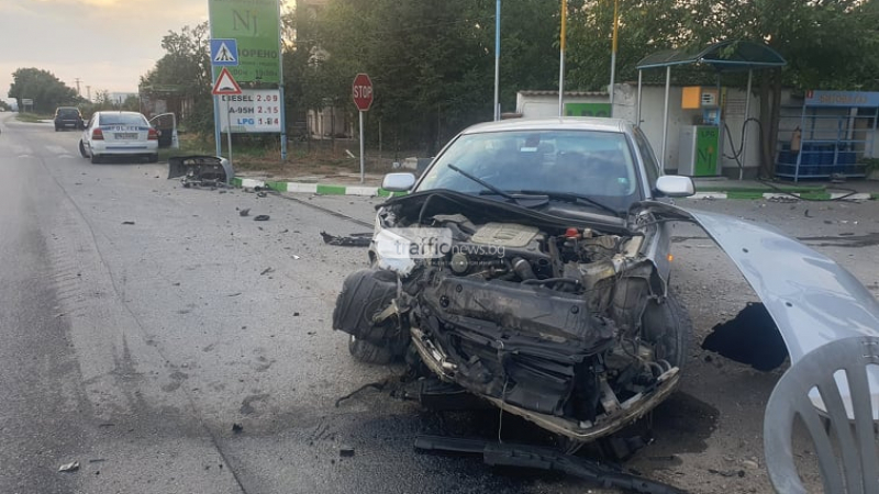 Смачкани коли след тежко меле на бензиностанция край Пловдив СНИМКИ 