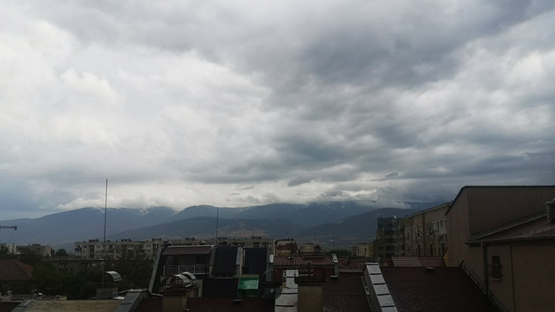 Буря връхлетя Пловдив! Вятърът кърши дърветата