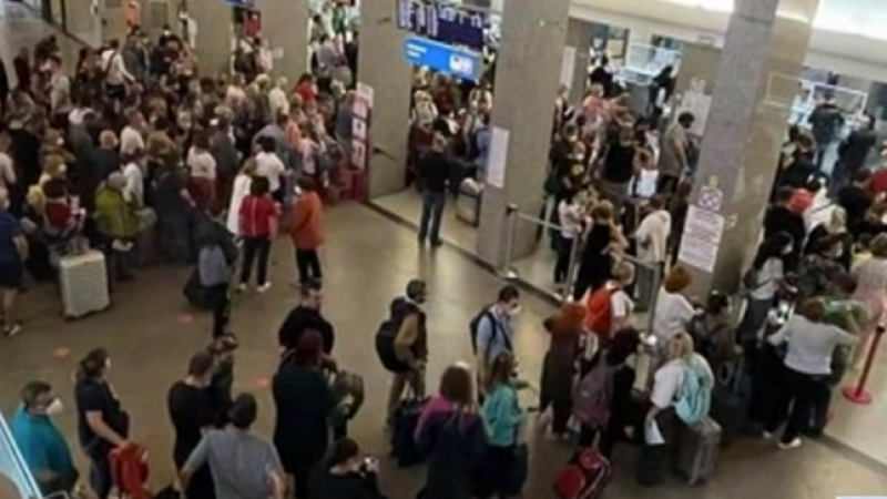 Безотговорни граждани газят К-19 мерките на летище София ВИДЕО