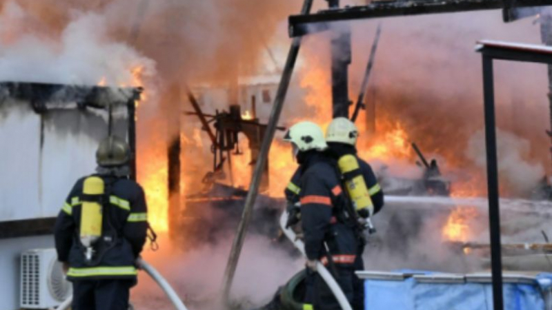 Неприятен инцидент с пожарникар, хвърлил се в пламнал склад в Баня 