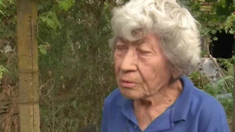 Баба на 86 години тръгна да разчиства тавана и се натъкна на страшна находка 