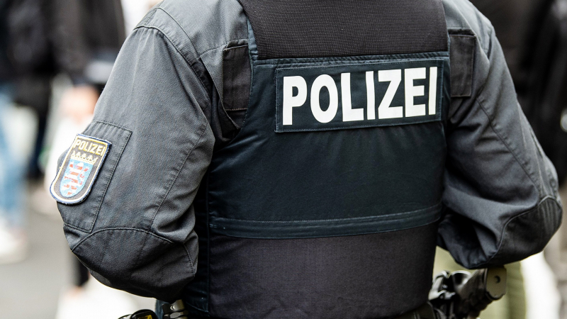 Меле в Германия: Въоръжен нападна пътници в автобус по заповед на Аллах 