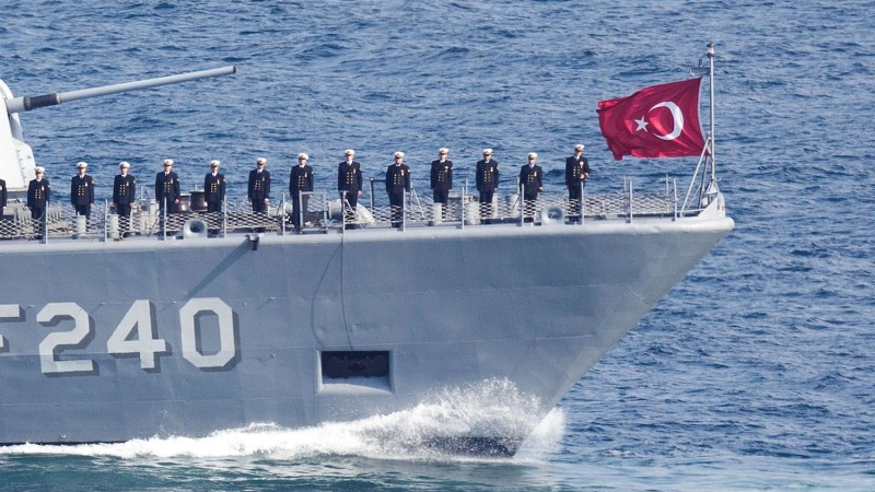 Буре с барут: Турски военен кораб заплашва гръцки съд в Егейско море