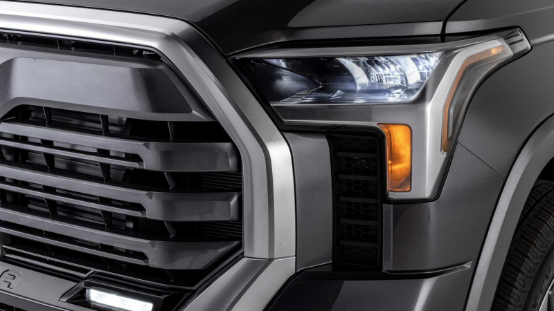 Новата Toyota Tundra: Брутален дизайн и изключително яко шаси СНИМКИ