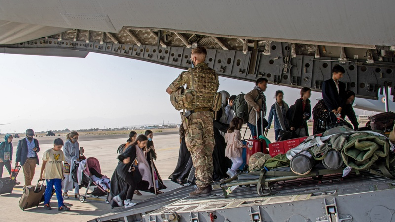 Разкритие: Ето с какво дамгосвали върху ръката хората, евакуирани от Кабул