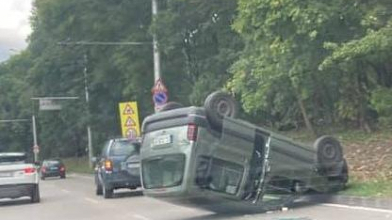 Три катастрофи с обърната кола за 2 часа в София