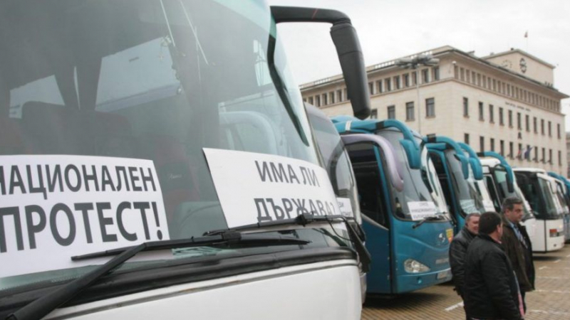 Пореден голям протест срещу властта: Автобуси и таксита блокират София