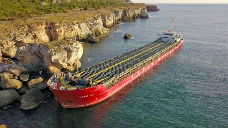 Фалстарт: Заседна баржата, която трябваше да освободи блокирания кораб до Камен бряг