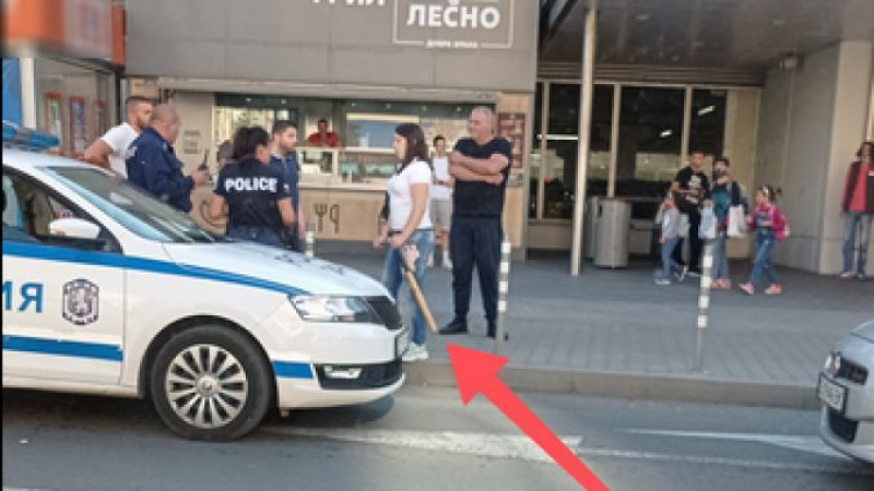 Бойна шофьорка с голяма бухалка ошашави полицаи и клиенти пред хипермаркет в София СНИМКА