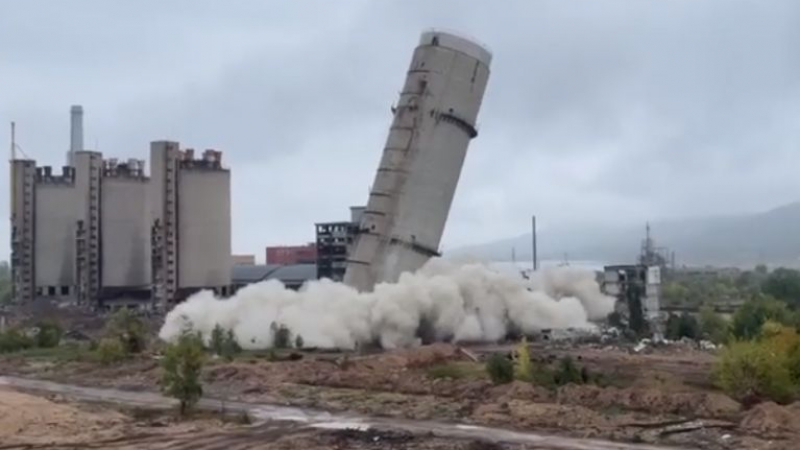 Окислителната кула в "Химко" се сгромоляса с гръм и трясък ВИДЕО 
