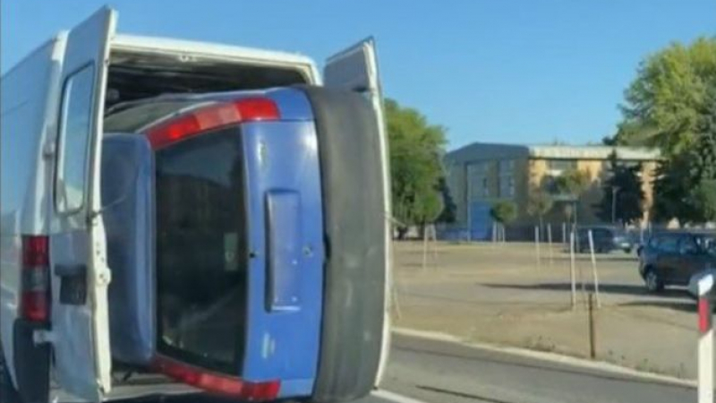Не е истина: Мъж натика цял автомобил в буса си и настъпи газта ВИДЕО