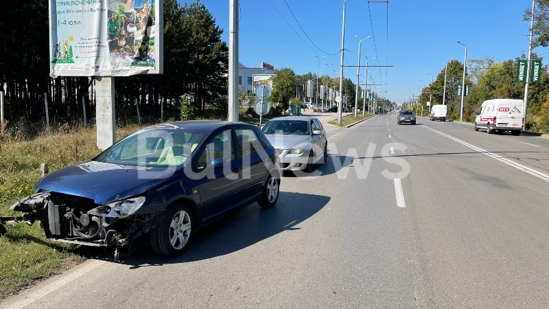Разсеяна шофьорка се заби в Мерцедес във Враца СНИМКИ
