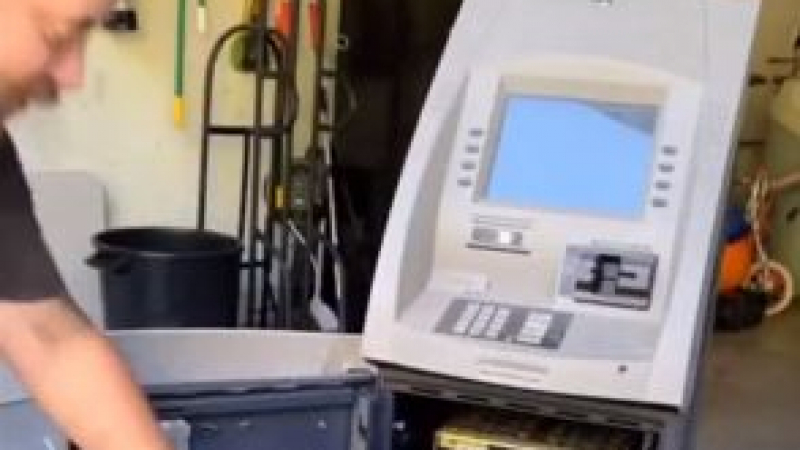 Авери си купиха стар банкомат, а когато го разбиха... ВИДЕО 