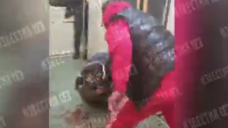 Не е за хора със слаби сърца! Бандити бият мъж в метрото ВИДЕО 18+